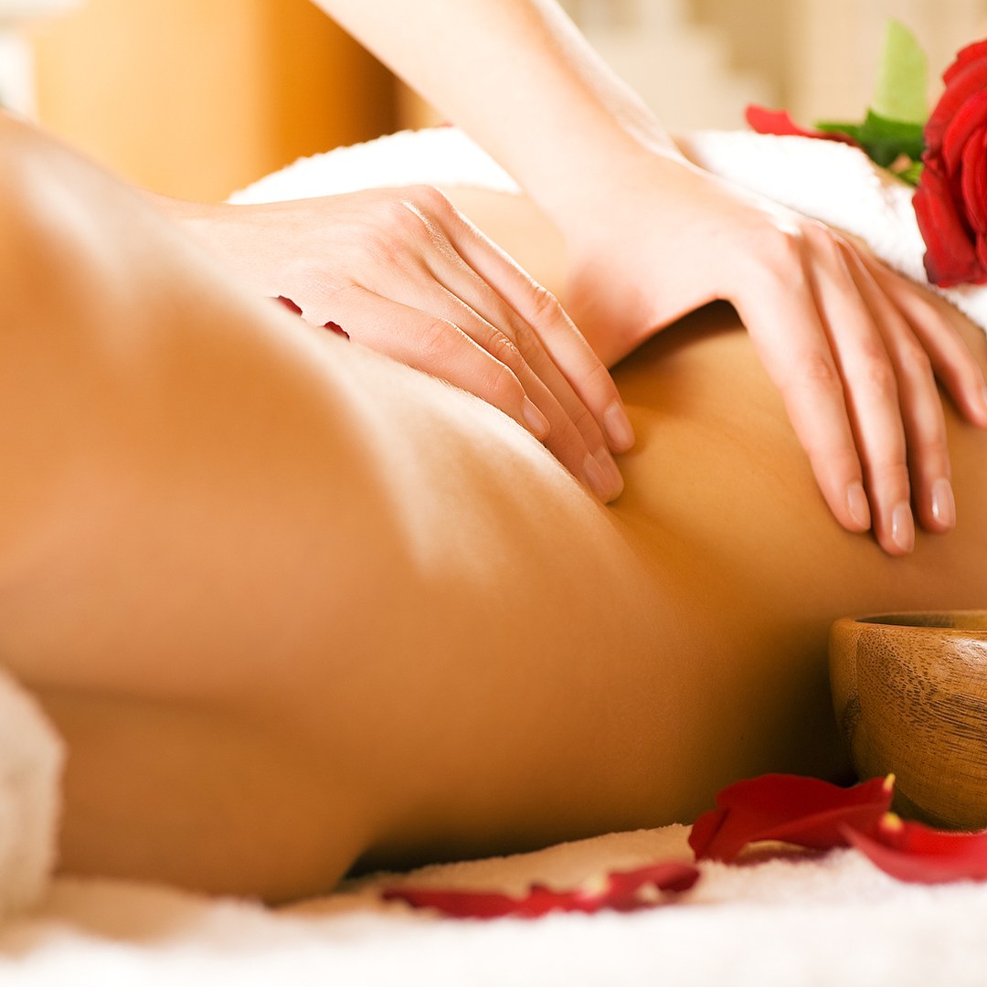 Massage North Shore 2 Back massage with oils in a calm treatment room